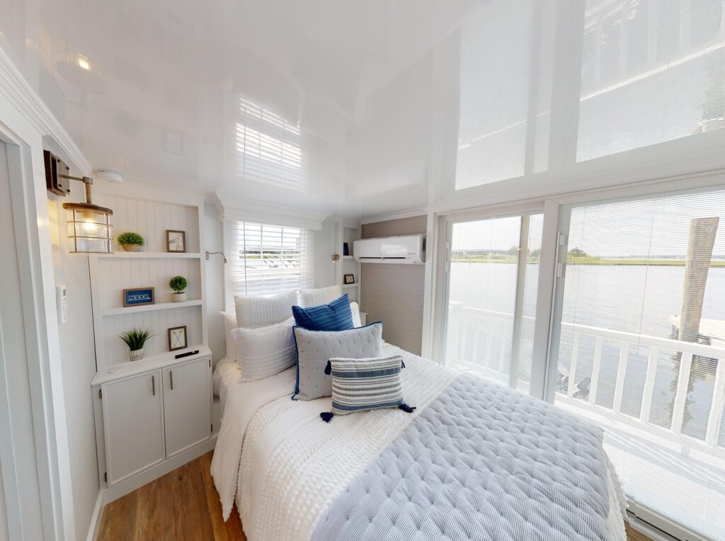 Houseboats bedroom