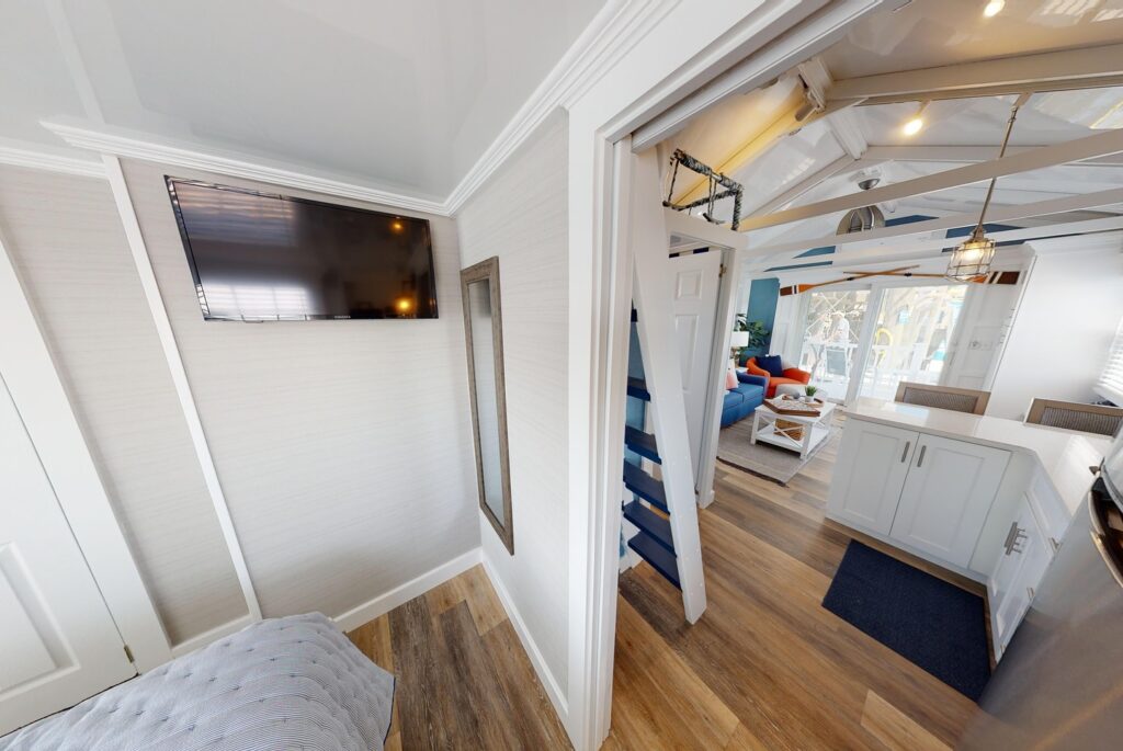 White walls in the Houseboats